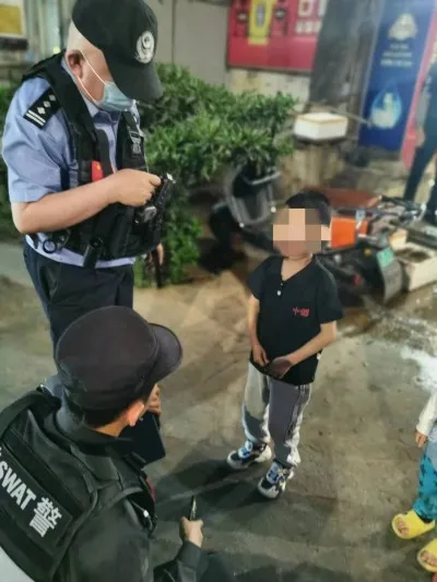 小孩走失家长浑然不知 警民联手及时送娃回家
