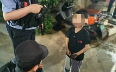 小孩走失家长浑然不知 警民联手及时送娃回家