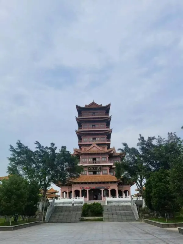 滨海游玩多花样 游客体验精彩港城