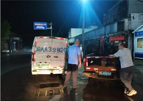 深夜一货车千里之外爆胎束手无策, 多亏湘潭交通执法人员热心奔忙 深夜一货车千里之外爆胎束手无策, 多亏湘潭交通执法人员热心奔忙