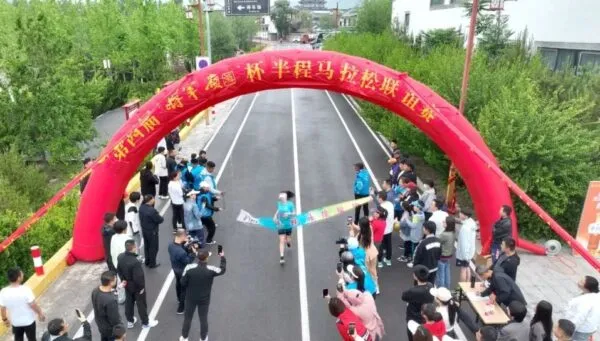 涉县第四届“将军岭杯”半程马拉松友谊赛开跑