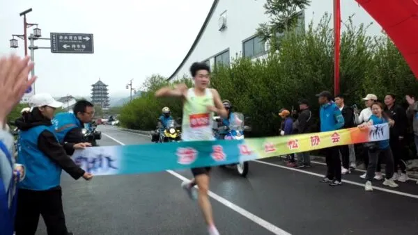 涉县第四届“将军岭杯”半程马拉松友谊赛开跑