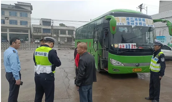 安全不容“挤一挤”,湘潭交通执法部门查处超员大巴车! 安全不容“挤一挤”,湘潭交通执法部门查处超员大巴车!