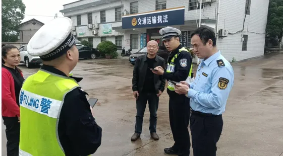 安全不容“挤一挤”,湘潭交通执法部门查处超员大巴车! 安全不容“挤一挤”,湘潭交通执法部门查处超员大巴车!