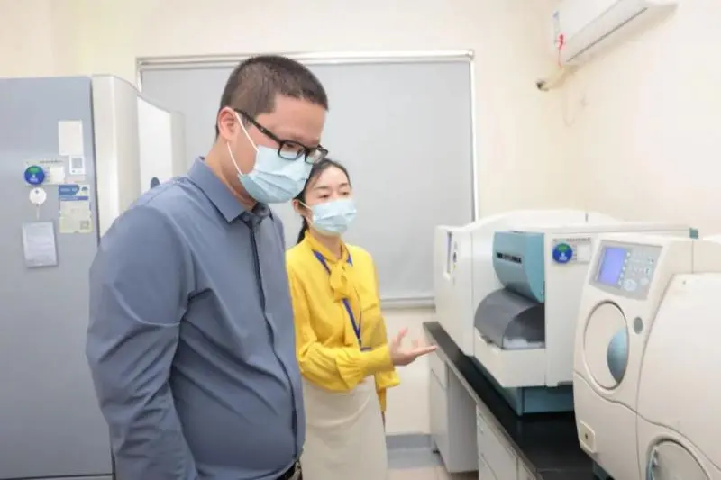 【中心医院·医者红】一次有关“微生物”的双向奔赴