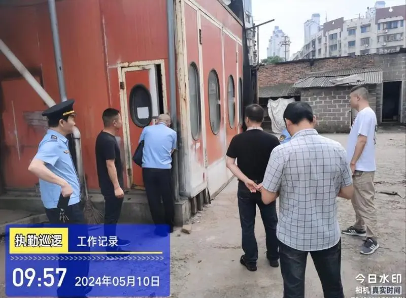 蓝天保卫战|湘潭多部门联合拆除 一非法烤漆房 蓝天保卫战|湘潭多部门联合拆除 一非法烤漆房