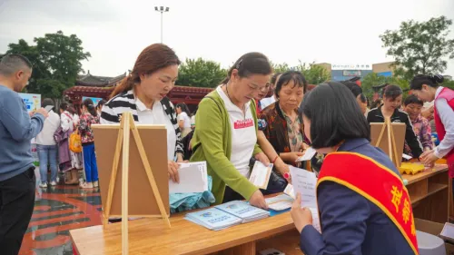 成都银行携手社区举办“手牵手防诈骗,心连心建和谐”母亲节感恩嘉年华 成都银行携手社区举办“手牵手防诈骗,心连心建和谐”母亲节感恩嘉年华