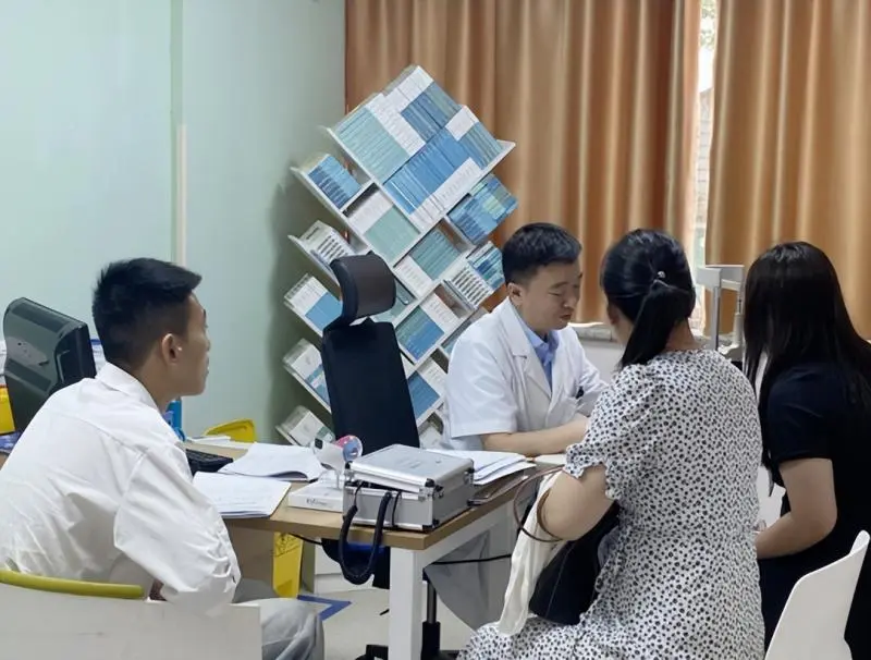 姐弟俩相约湘潭爱尔仁和摘镜,共赴青春之约 姐弟俩相约湘潭爱尔仁和摘镜,共赴青春之约