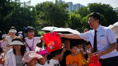 成都银行育仁西路支行携手社区举办“茶韵童趣 乐享六一”嘉年华活动