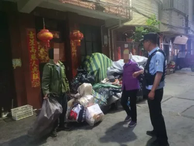 九旬老人独自外出迷路 民警几经周折送其回家