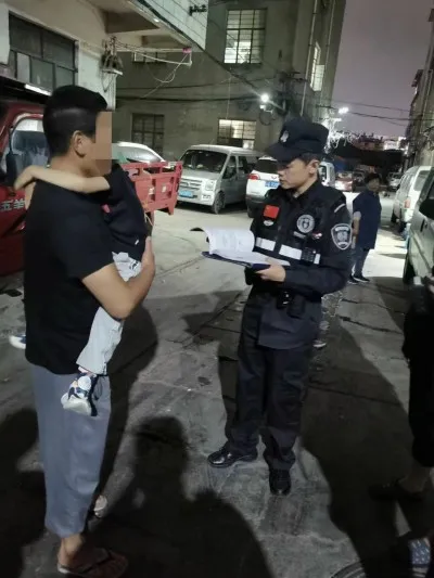 小孩走失家长浑然不知 警民联手及时送娃回家