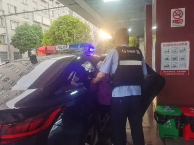 九旬老人独自外出迷路 民警几经周折送其回家
