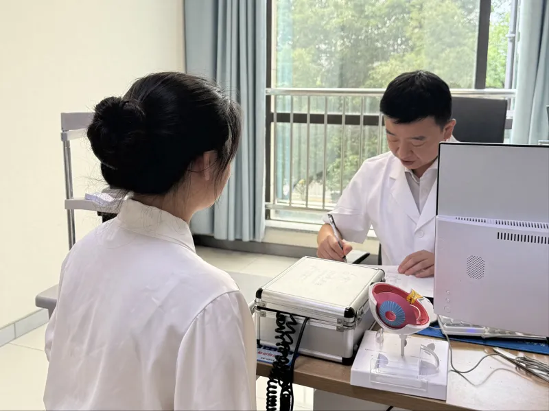 一到天黑就看不清，因为这件事，她差点和近视手术无缘！