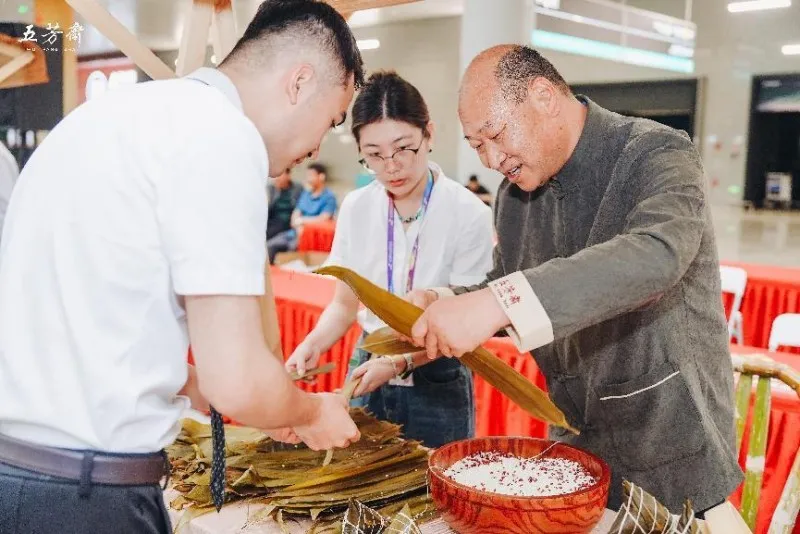 粽香四溢 非遗璀璨丨五芳斋携手杭州萧山国际机场共绘非遗传承新篇章! 粽香四溢 非遗璀璨丨五芳斋携手杭州萧山国际机场共绘非遗传承新篇章!