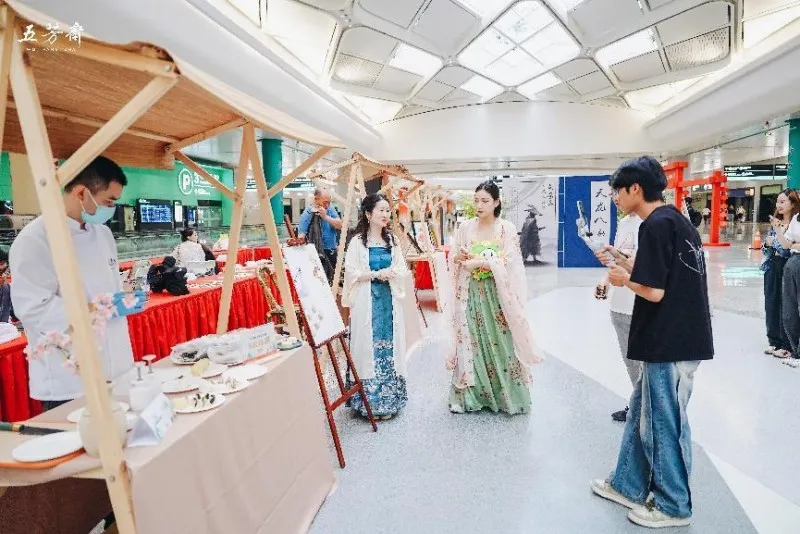 粽香四溢 非遗璀璨丨五芳斋携手杭州萧山国际机场共绘非遗传承新篇章! 粽香四溢 非遗璀璨丨五芳斋携手杭州萧山国际机场共绘非遗传承新篇章!