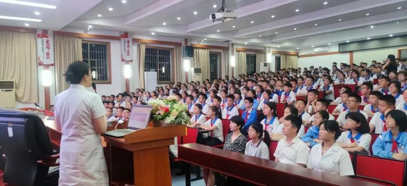 强身健体防近视,体魄强壮眼明亮 ——66爱眼日近视防控讲座走进江声实验学校 强身健体防近视,体魄强壮眼明亮 ——66爱眼日近视防控讲座走进江声实验学校