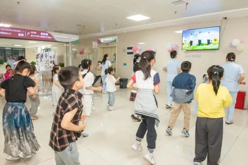不管小孩大人,在县妇幼今天都开心! 不管小孩大人,在县妇幼今天都开心!