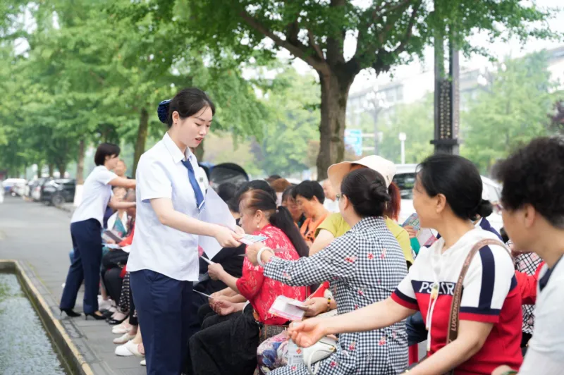 成都银行都江堰大道支行携手岷江路社区举办游园会,共庆端午佳节 成都银行都江堰大道支行携手岷江路社区举办游园会,共庆端午佳节