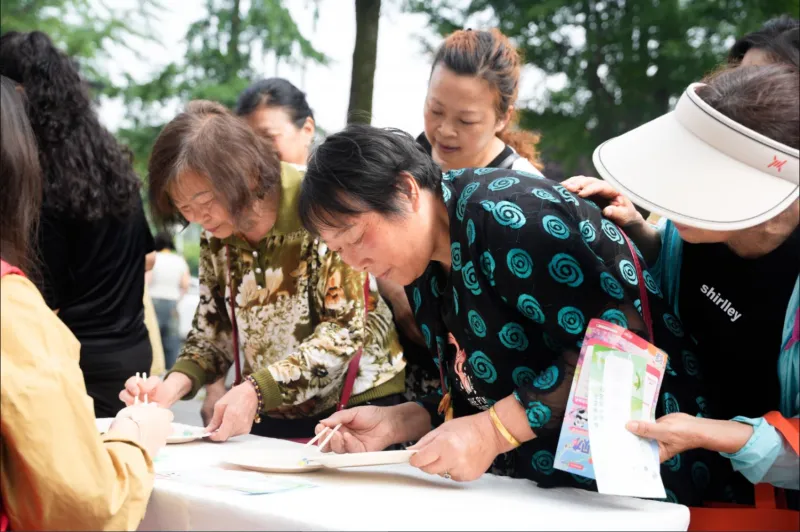 成都银行都江堰大道支行携手岷江路社区举办游园会,共庆端午佳节 成都银行都江堰大道支行携手岷江路社区举办游园会,共庆端午佳节