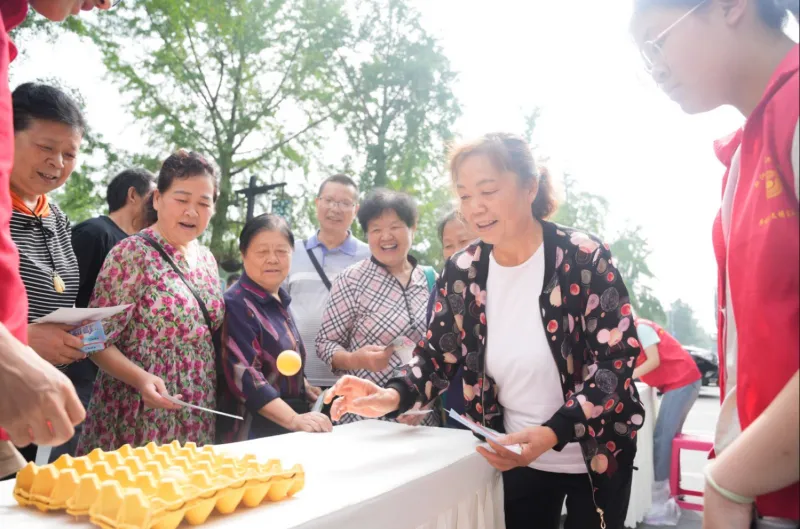 成都银行都江堰大道支行携手岷江路社区举办游园会,共庆端午佳节 成都银行都江堰大道支行携手岷江路社区举办游园会,共庆端午佳节