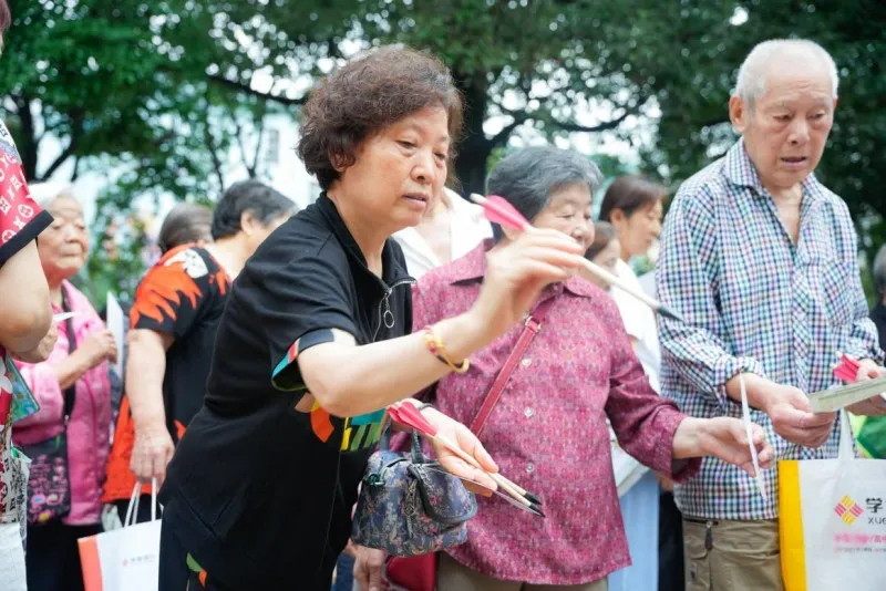“初夏粽飘香,浓浓端午情”——成都银行锦江支行与福字街社区共渡端午佳节 “初夏粽飘香,浓浓端午情”——成都银行锦江支行与福字街社区共渡端午佳节