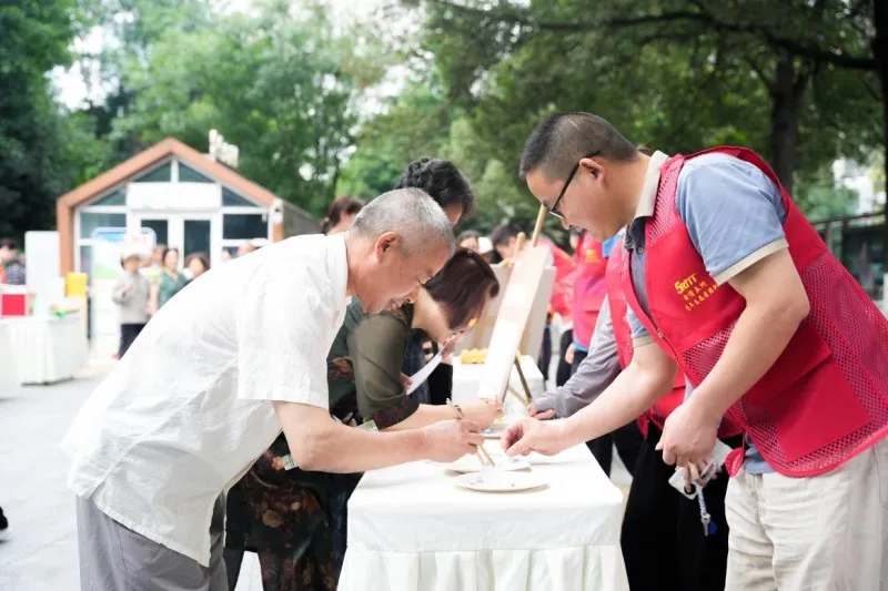 “初夏粽飘香,浓浓端午情”——成都银行锦江支行与福字街社区共渡端午佳节 “初夏粽飘香,浓浓端午情”——成都银行锦江支行与福字街社区共渡端午佳节