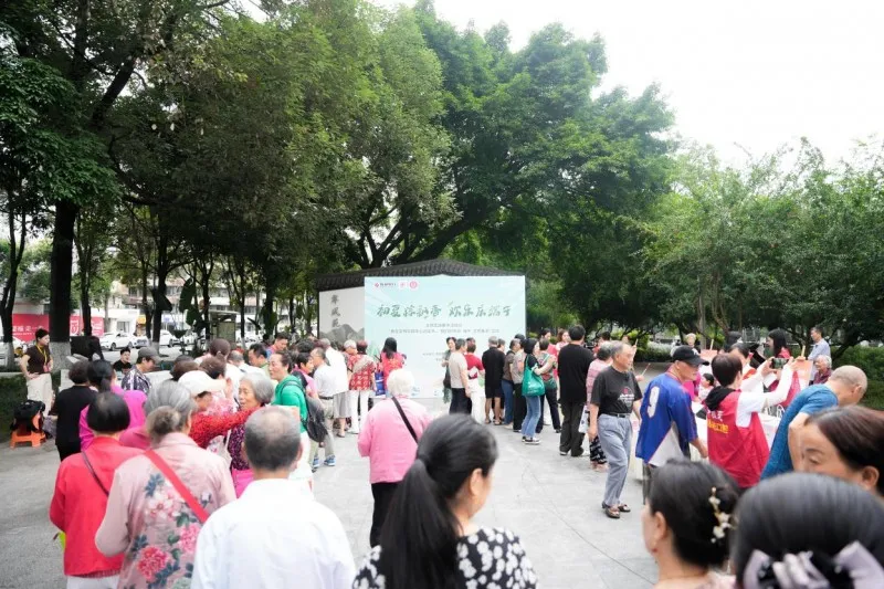 “初夏粽飘香,浓浓端午情”——成都银行锦江支行与福字街社区共渡端午佳节 “初夏粽飘香,浓浓端午情”——成都银行锦江支行与福字街社区共渡端午佳节