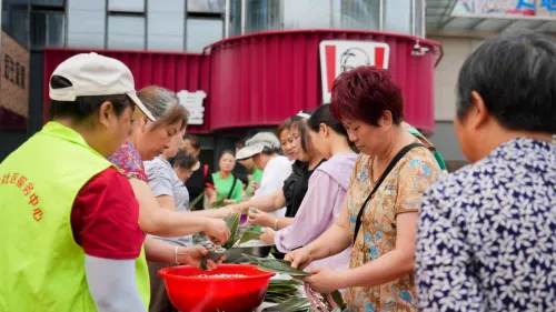成都银行青白江华金大道支行携手华严社区居民 共庆端午佳节 成都银行青白江华金大道支行携手华严社区居民 共庆端午佳节