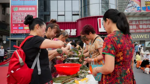成都银行青白江华金大道支行携手华严社区居民 共庆端午佳节 成都银行青白江华金大道支行携手华严社区居民 共庆端午佳节