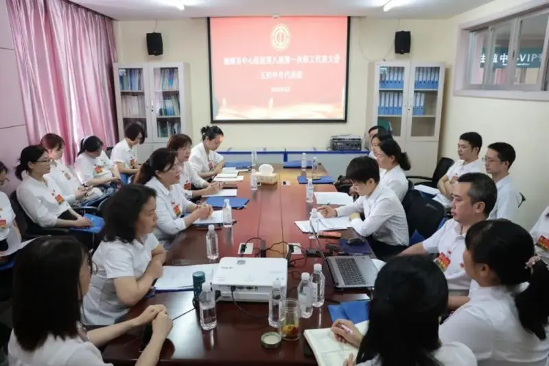 敬过往、爱当下、向未来——今天,我们开了一场特别的“家庭会议”...... 敬过往、爱当下、向未来——今天,我们开了一场特别的“家庭会议”......