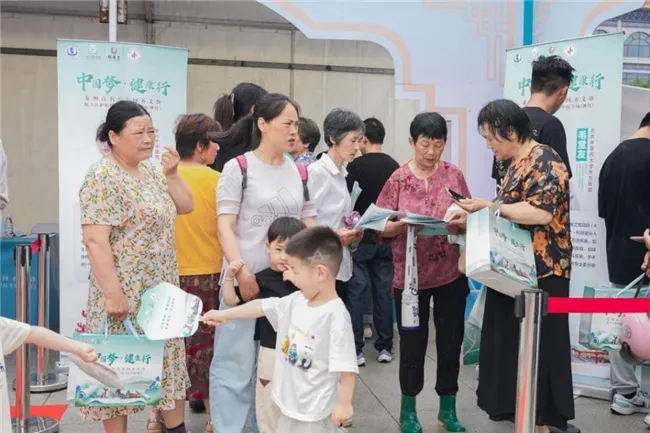 “百名专家回乡义诊”扬子江护佑健康广场中医专场活动举行