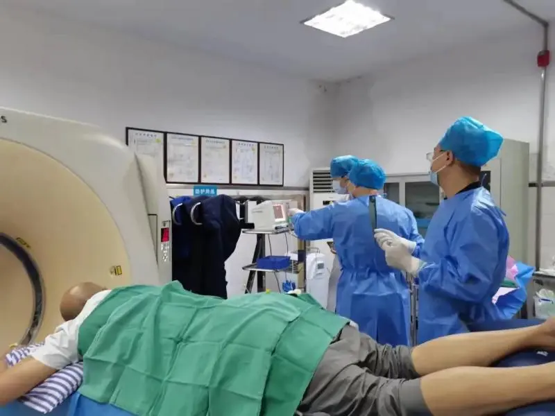 接受了这项治疗，他摆脱了9年的腰痛