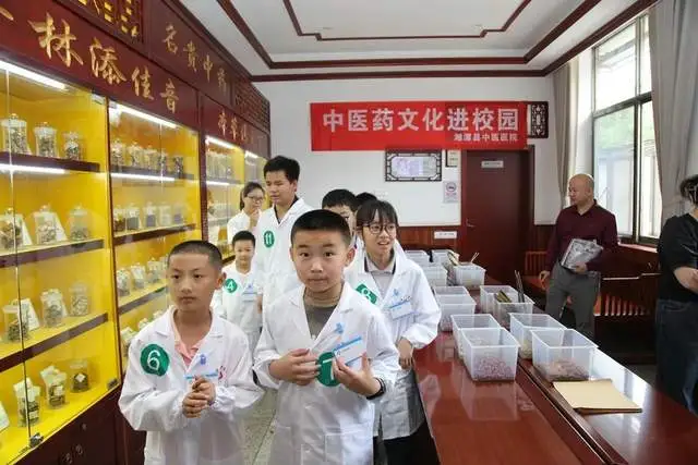 湘潭县中医医院开展“PSM药盾公益湖南省‘安全用药 娃娃抓起’药房开放日志愿公益活动” 湘潭县中医医院开展“PSM药盾公益湖南省‘安全用药 娃娃抓起’药房开放日志愿公益活动”
