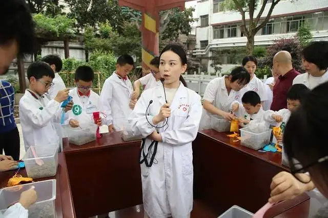 湘潭县中医医院开展“PSM药盾公益湖南省‘安全用药 娃娃抓起’药房开放日志愿公益活动” 湘潭县中医医院开展“PSM药盾公益湖南省‘安全用药 娃娃抓起’药房开放日志愿公益活动”