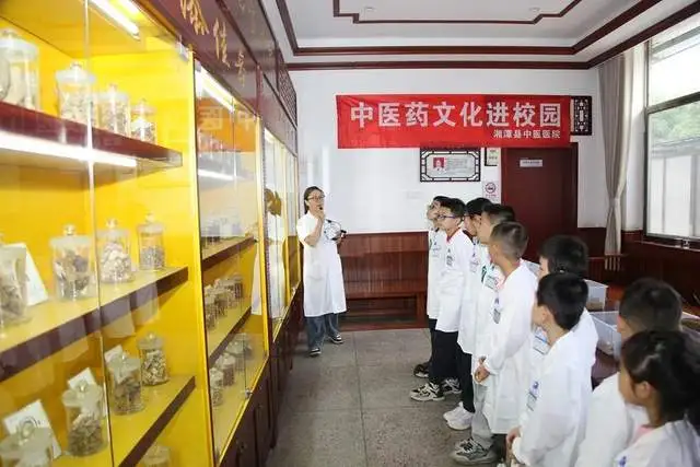 湘潭县中医医院开展“PSM药盾公益湖南省‘安全用药 娃娃抓起’药房开放日志愿公益活动” 湘潭县中医医院开展“PSM药盾公益湖南省‘安全用药 娃娃抓起’药房开放日志愿公益活动”