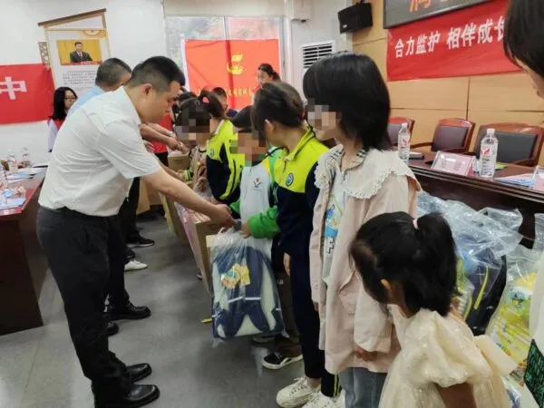 湘潭:50名困境儿童获得六一“爱心大礼包”