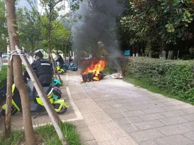 摩托车行驶中突发自燃 ,特警及时处置除险情