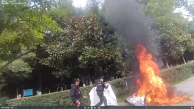 摩托车行驶中突发自燃 ,特警及时处置除险情