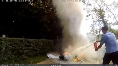 摩托车行驶中突发自燃 ,特警及时处置除险情