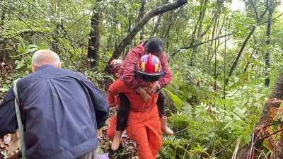 云南沧源:老人上山游玩被困 消防紧急救援