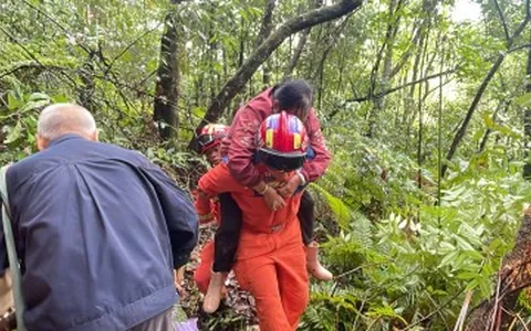 云南沧源：老人上山游玩被困 消防紧急救援