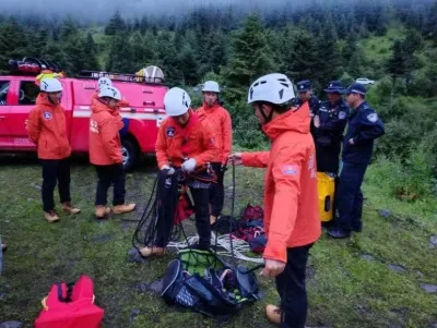 云南迪庆:5 名驴友被困九子海景区 迪庆消防横渡激流救援