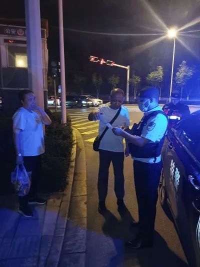 老人旅游在外买药遇困难 特警暖心帮助解民忧