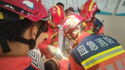 云南保山:1米长钢筋插入男孩嘴巴 消防紧急救援