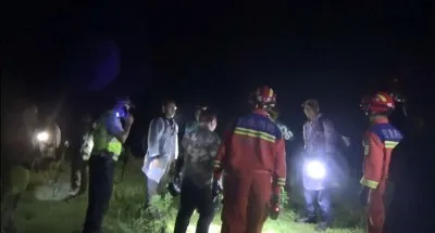 云南蒙自：9名驴友被困深山 消防紧急救援