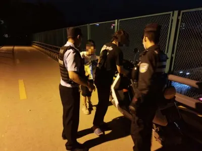 男子独自在天桥上喝酒,特警及时救助进行普法宣传