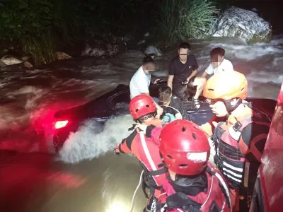 红河元阳:山洪突发4人被困,消防紧急救援