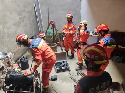 大营街:老人不慎坠井 消防紧急救援