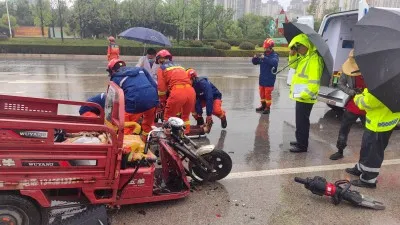 三轮车撞上大挂车 保山消防快速救援