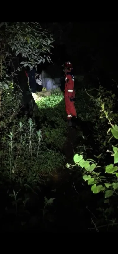 盘龙消防快速营救长虫山迷失人员